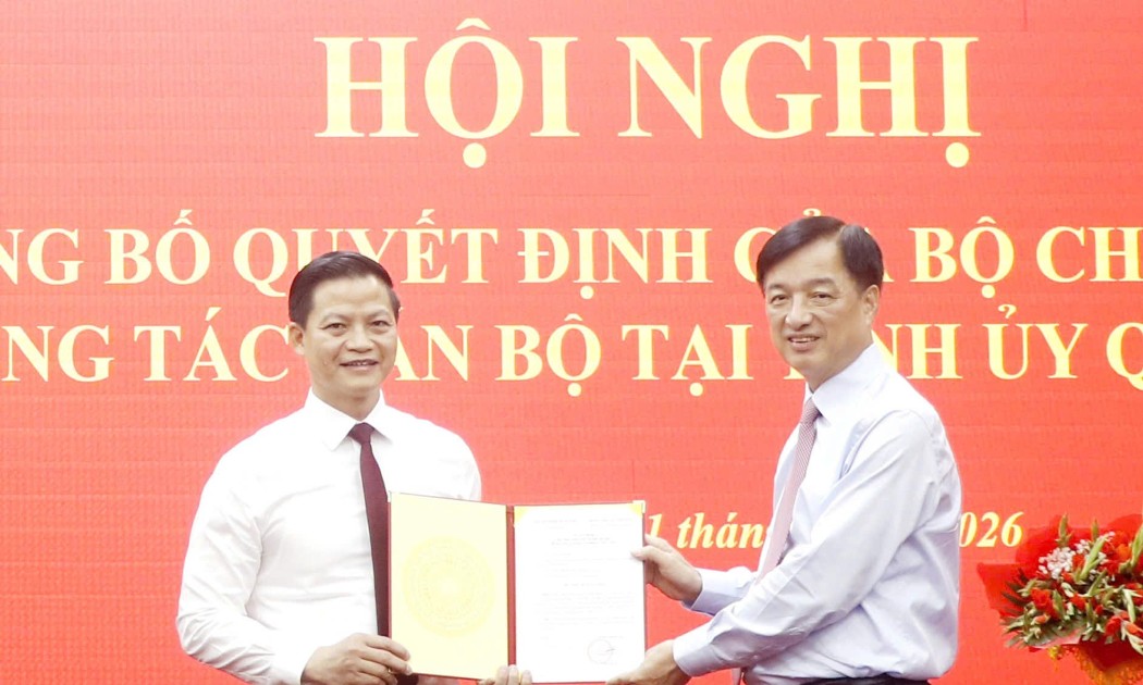 Ông Nguyễn Duy Ngọc, Trưởng Ban Tổ chức Trung ương, trao Quyết định của Bộ Chính trị cho ông Vương Quốc Tuấn. Ảnh: Ban Tuyên giáo tỉnh Quảng Trị