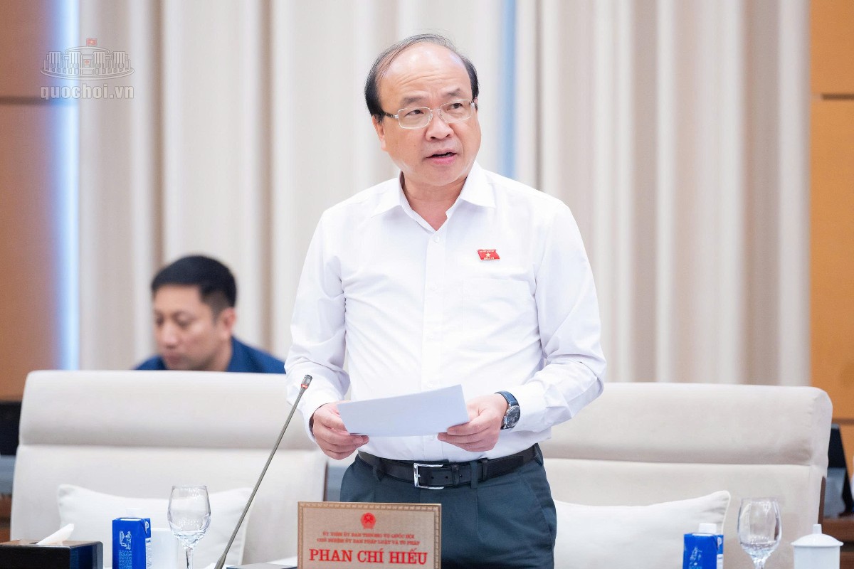 Chủ nhiệm Ủy ban Pháp luật và Tư pháp của Quốc hội Phan Chí Hiếu trình bày tóm tắt Tờ trình về dự kiến Chương trình lập pháp năm 2027. Ảnh: Cổng thông tin điện tử Quốc hội.