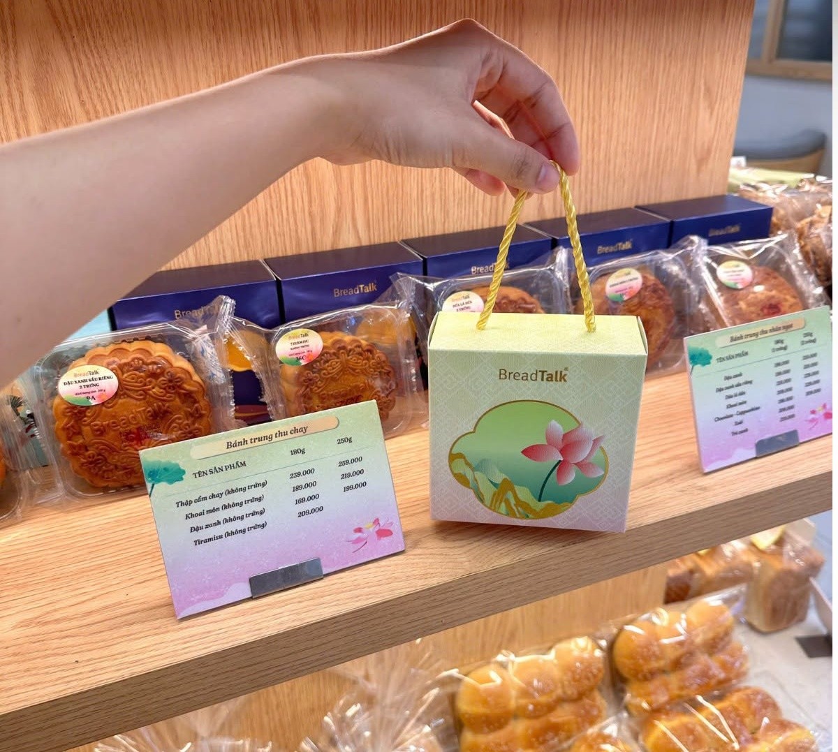 AEON Việt Nam cho biết nhu cầu đối với bánh Trung thu bán lẻ đang có xu hướng tăng mạnh. Ảnh: AEON Mall Long Biên