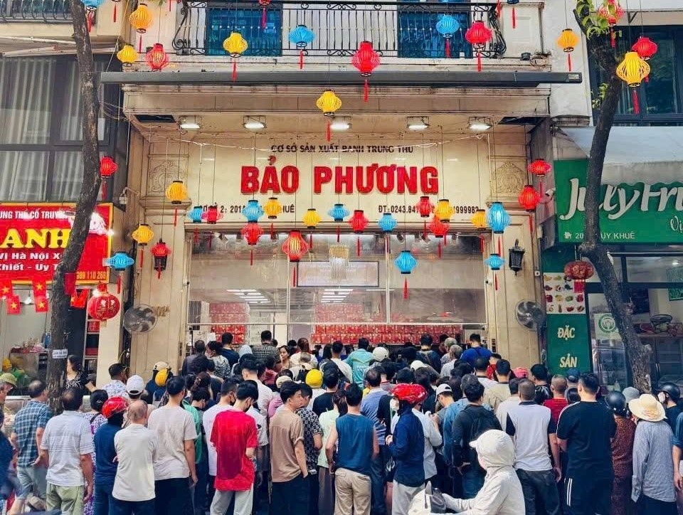 Người tiêu dùng xếp hàng mua bánh Trung thu trên phố Thụy Khuê (Hà Nội). Ảnh: Banh Trung thu Bảo Phương