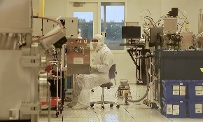 Tình trạng thiếu nhân lực càng rõ nét trong lĩnh vực chip nhớ, khi các nhà sản xuất lớn đồng loạt mở rộng công suất để đáp ứng nhu cầu AI. Ảnh: CNBC