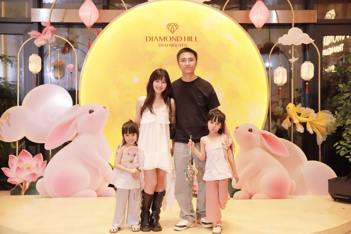 Photobooth Mặt Trăng khổng lồ lần đầu xuất hiện tại Thái Nguyên.