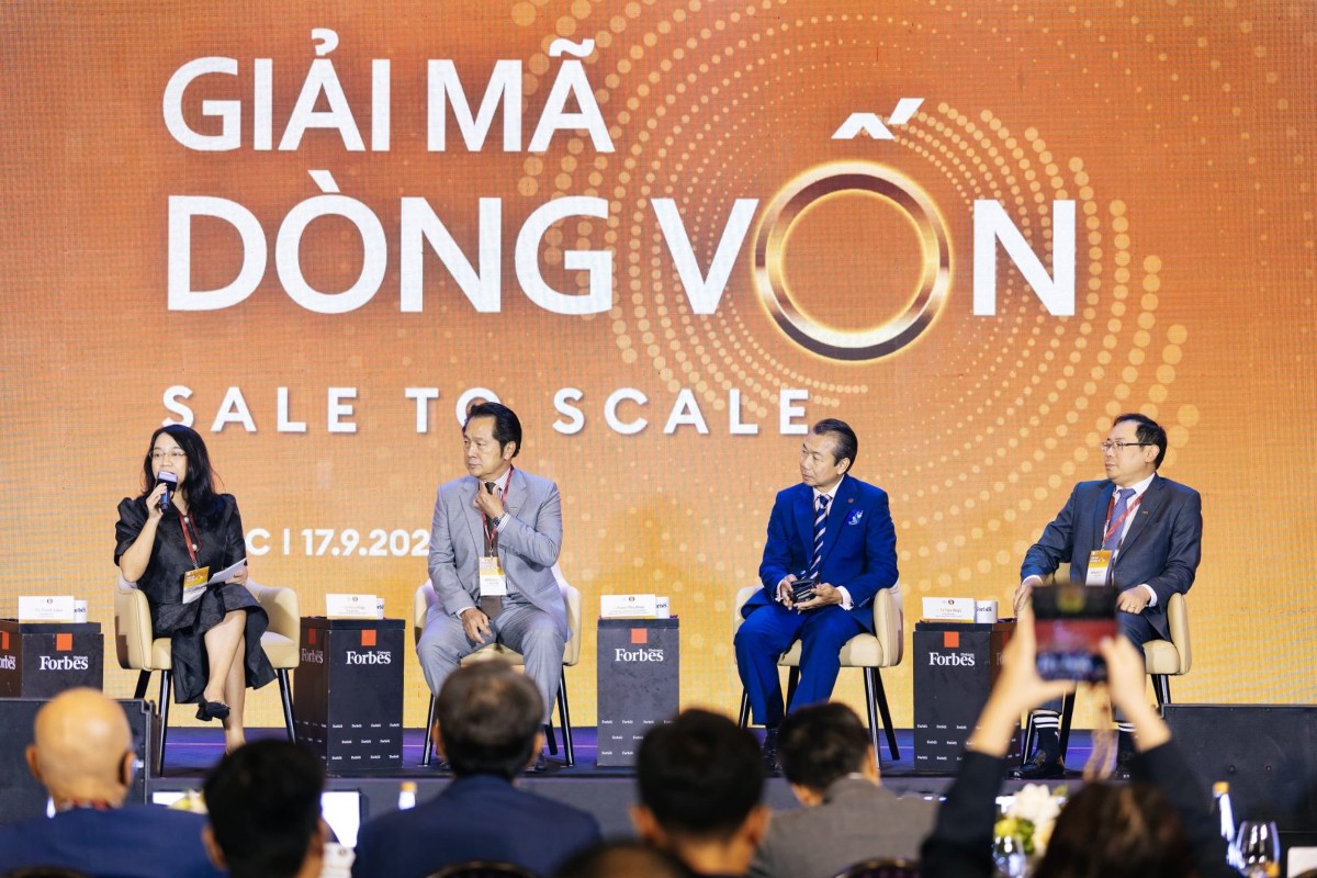 Phiên thảo luận "Nâng hạng sẽ mang lại dòng vốn nào?" tại Diễn đàn Kinh doanh 2026 do Forbes Việt Nam tổ chức. Ảnh: ACB.