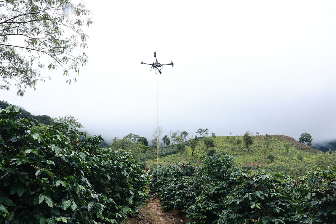 Vận chuyển hàng hóa nông sản ở Mường Ảng bằng UAV. Ảnh: Vietnam Poót.