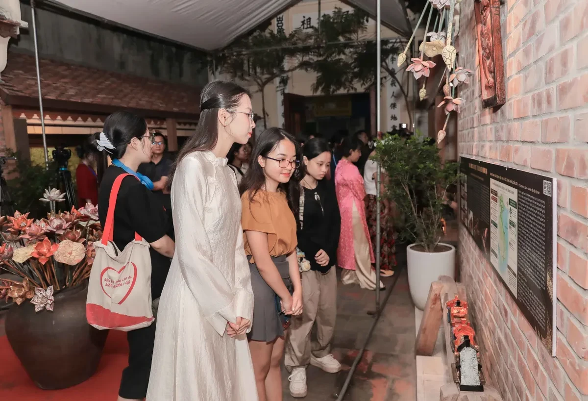 Sự kiện "Chạm nghề phố cổ 2026" đã biến những ngôi đình, ngôi đền vốn tĩnh lặng thành những không gian trải nghiệm sống động. Ảnh: VTV8