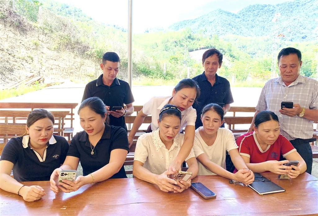 Các đảng viên tại một chi bộ xóm, bản trên địa bàn xã Tương Dương thực hành thao tác thực hiện các thủ tục hành chính của Đảng trên môi trường số. Ảnh: Đình Tuân.