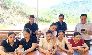 Các đảng viên tại một chi bộ xóm, bản trên địa bàn xã Tương Dương thực hành thao tác thực hiện các thủ tục hành chính của Đảng trên môi trường số. Ảnh: Đình Tuân.