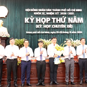 Lãnh đạo Thành phố tặng hoa chúc mừng ông Trương Minh Huy Vũ - Ảnh: Cổng thông tin điện tử TP. Hồ Chí Minh.