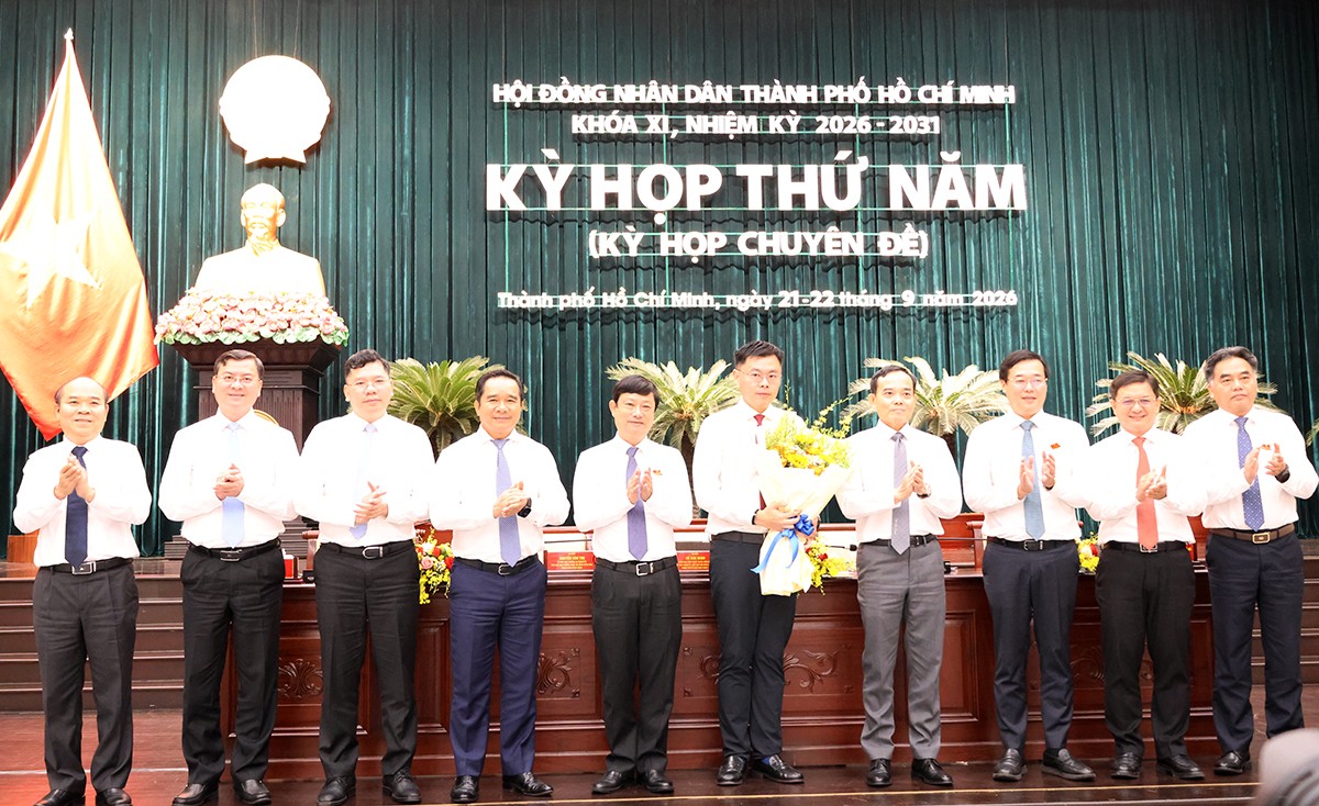 Lãnh đạo Thành phố tặng hoa chúc mừng ông Trương Minh Huy Vũ - Ảnh: Cổng thông tin điện tử TP. Hồ Chí Minh.