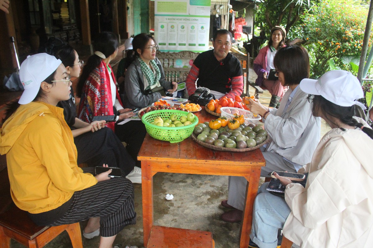 Ông Tráng A Cao chia sẻ cùng các nhà báo. Ảnh: Chu Khôi.