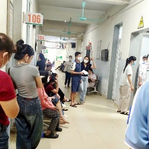 Người dân chờ khám chữa bệnh bảo hiểm y tế. Ảnh: Thu Hằng.