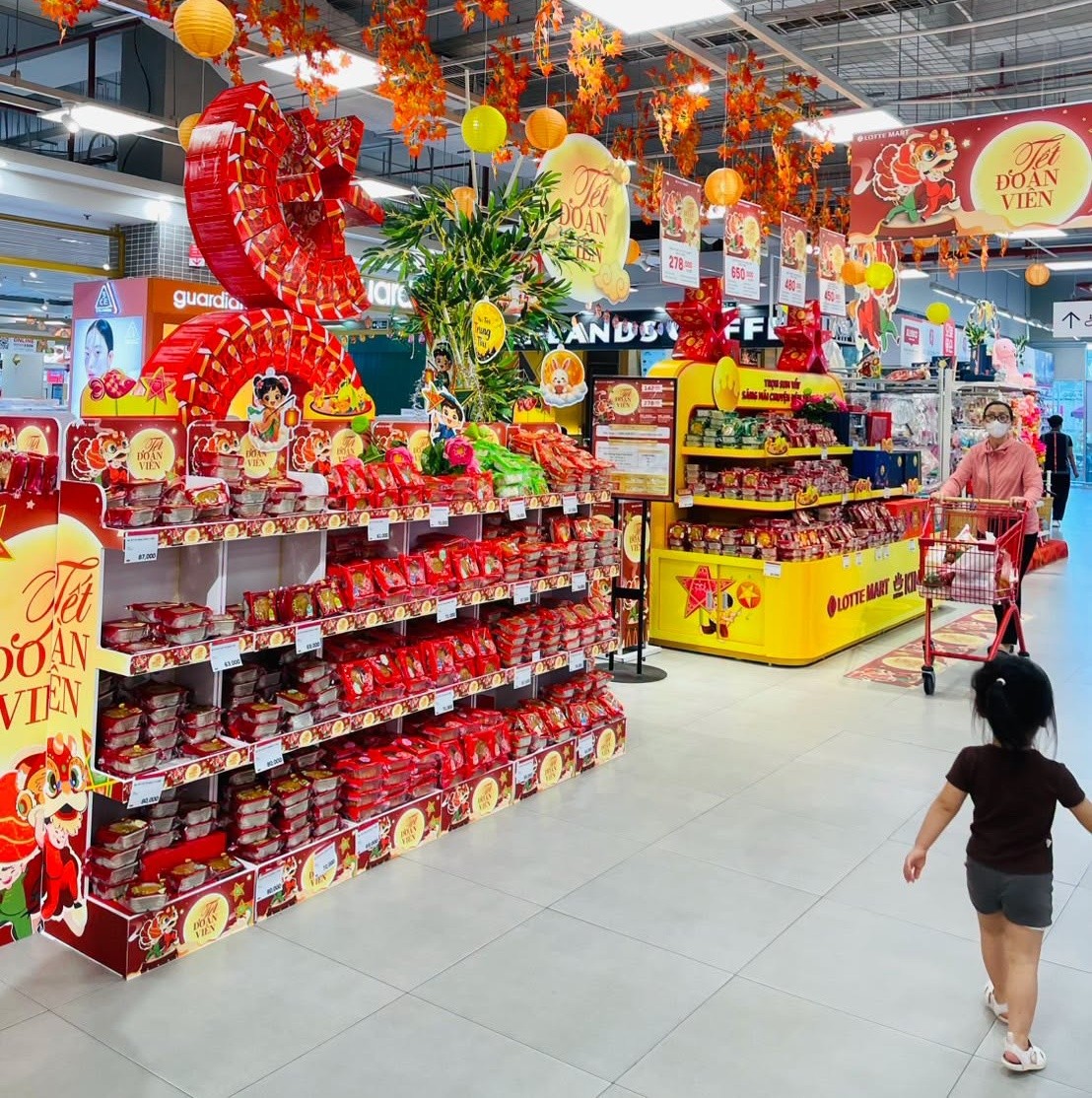 Tại Lotte Mart, mùa Trung thu 2026 cũng đánh dấu việc hệ thống này gia nhập thị trường bánh Trung thu nhãn hàng riêng. Ảnh: Lotte Mart Việt Nam