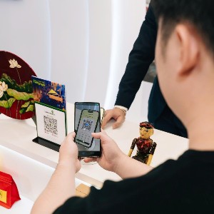 Thanh toán qua mã QR giúp các giao dịch xuyên biên giới trở nên thuận tiện, liền mạch hơn (Ảnh: Vietcombank)