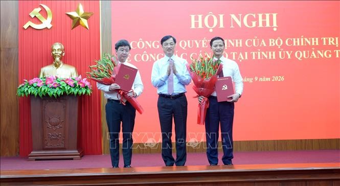 Trưởng Trưởng Ban Tổ chức Trung ương Nguyễn Duy Ngọc trao Quyết định của Bộ Chính trị và tặng hoa chúc mừng các đồng chí Vương Quốc Tuấn và Bùi Hoàng Phương. Ảnh: Tá Chuyên – TTXVN