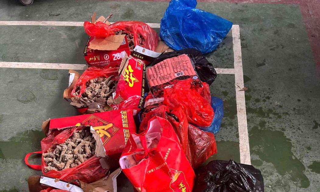 Lô hàng lạp xưởng, xúc xích, thịt xiên đông lạnh không rõ nguồn gốc. Ảnh: Cục Hải quan