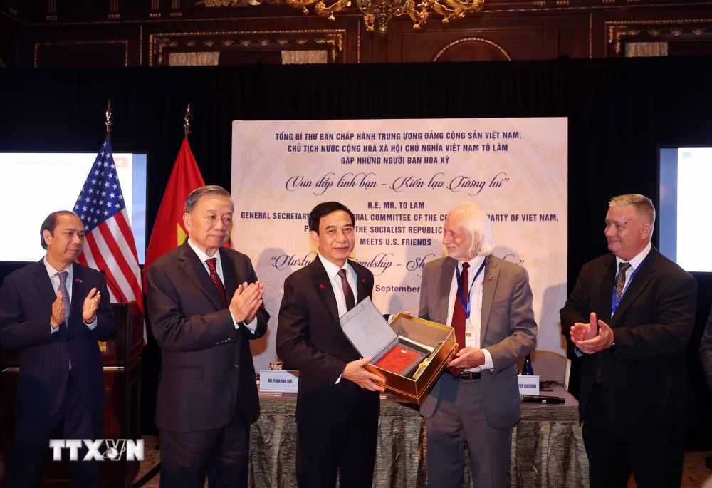 Tổng Bí thư, Chủ tịch nước Tô Lâm chứng kiến trao kỷ vật chiến tranh cho Bộ Quốc phòng Việt Nam. Ảnh: Thống Nhất/TTXVN