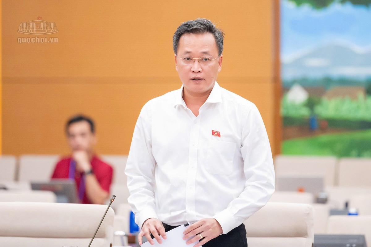 Tổng Kiểm toán nhà nước Nguyễn Hữu Nghĩa trình bày Tờ trình tại phiên họp. Ảnh: Cổng thông tin điện tử Quốc hội.