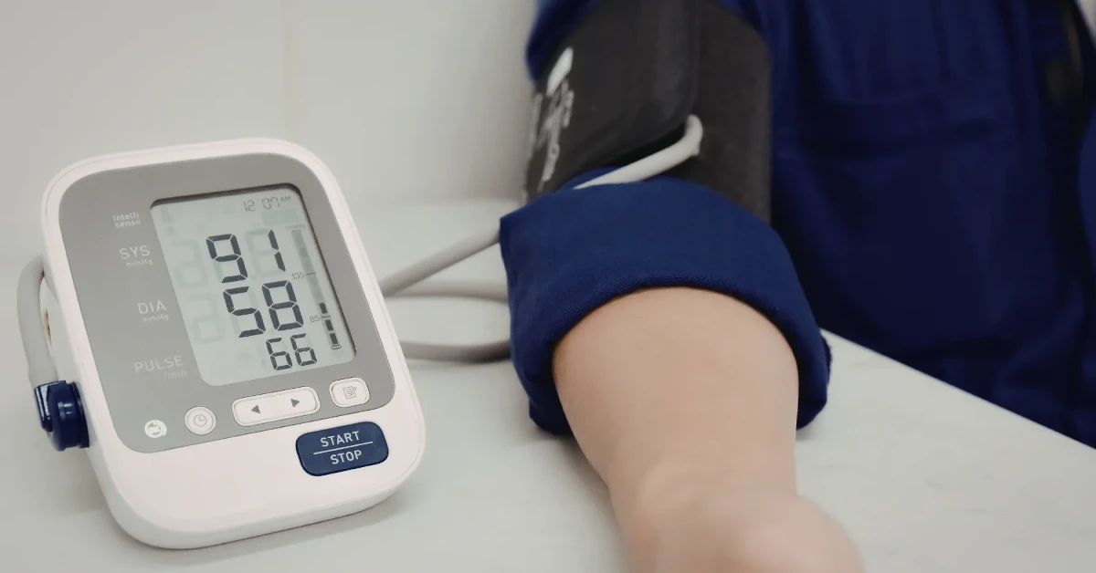 Người dân cũng có thể chủ động theo dõi huyết áp tại nhà bằng thiết bị đã được kiểm định. Ảnh: Bệnh viện Đa khoa Gia Định