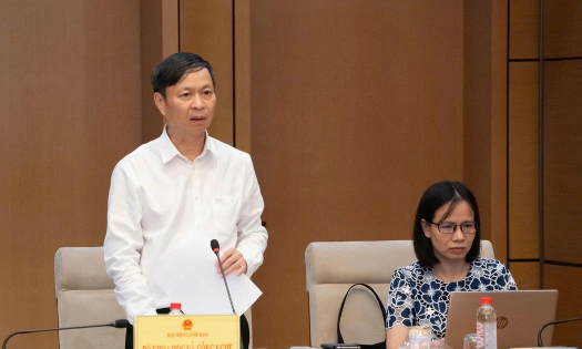 Deputy Minister of Science and Technology Hoang Minh speaks at the review session on September 21. (Photo: MST)