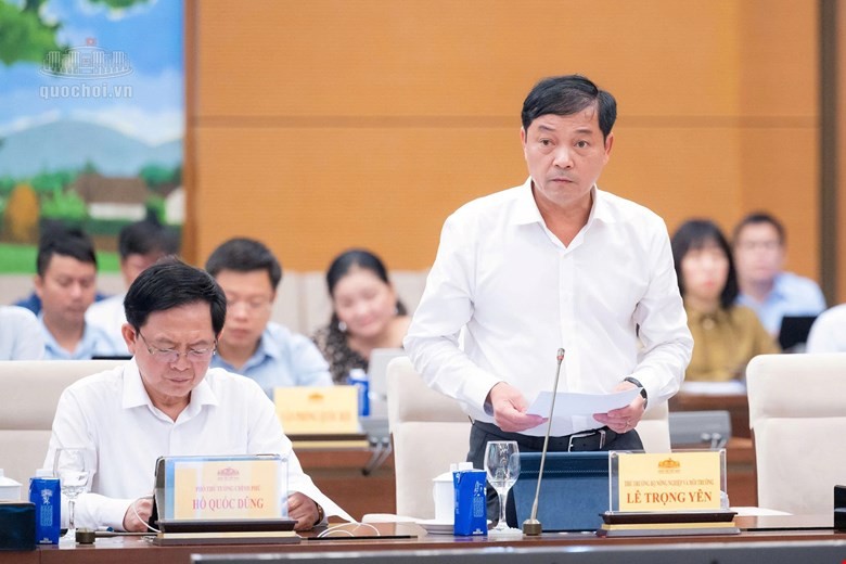 Thứ trưởng Bộ Nông nghiệp và Môi trường Lê Trọng Yên trình bày Tờ trình về dự án Luật sửa đổi, bổ sung một số điều của Luật Bảo vệ môi trường. Ảnh: Cổng thông tin điện tử Quốc hội.