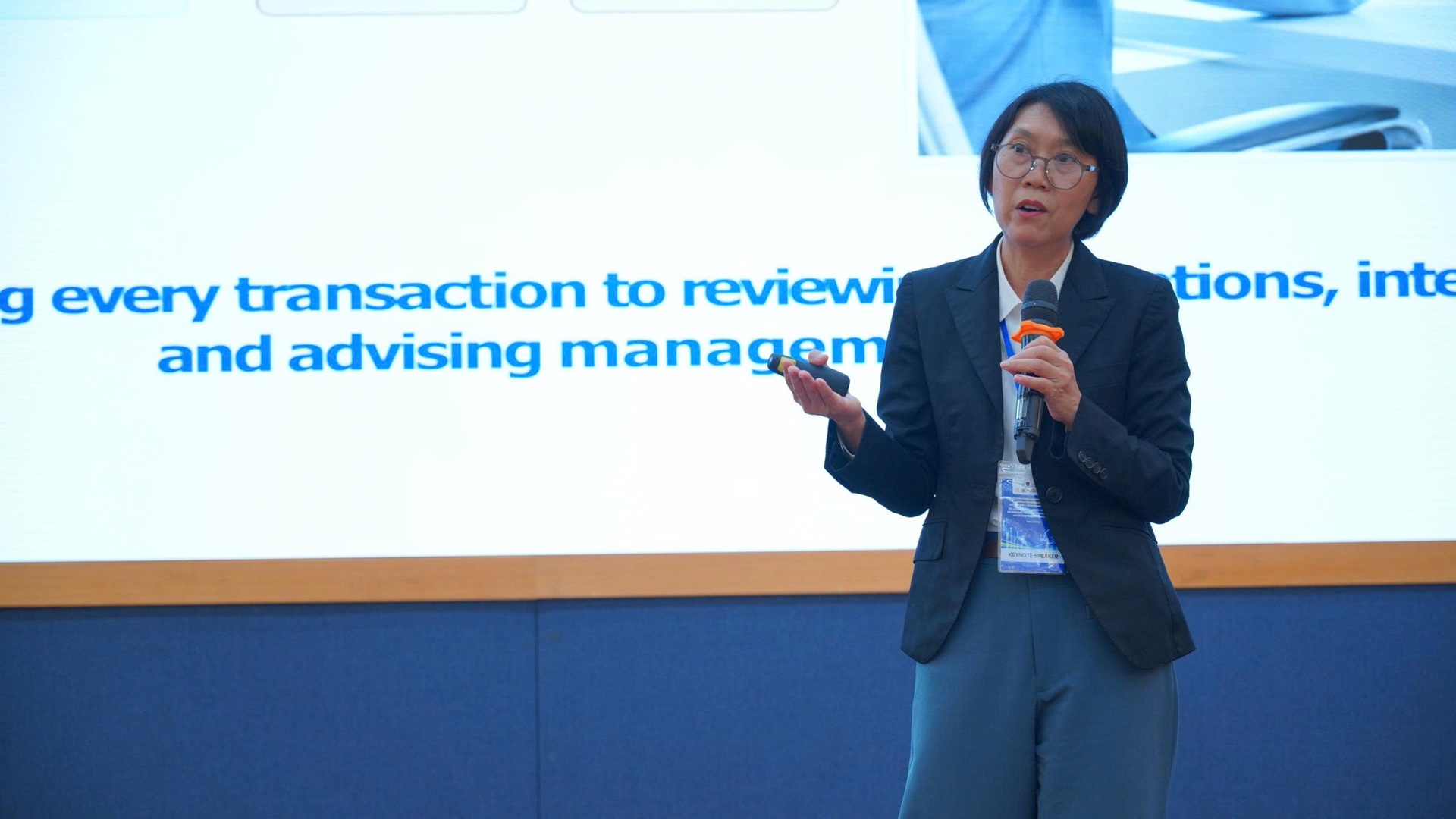 PGS. Kanitsorn Terdpaopong của trường Đại học Rangsit (Thái Lan):&nbsp;Sự xuất hiện của các nền tảng và công cụ AI trong doanh nghiệp càng cho thấy nhu cầu gắn kết chặt chẽ hơn giữa giáo dục và thị trường lao động