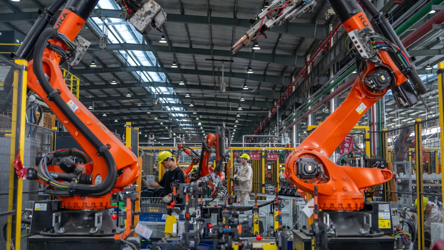 AI và robot ngày càng tham gia sâu vào công việc. Ảnh: Getty Images