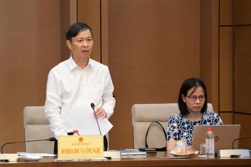 Thứ trưởng Bộ Khoa học và Công nghệ Hoàng Minh phát biểu tại phiên họp. Ảnh: MST.