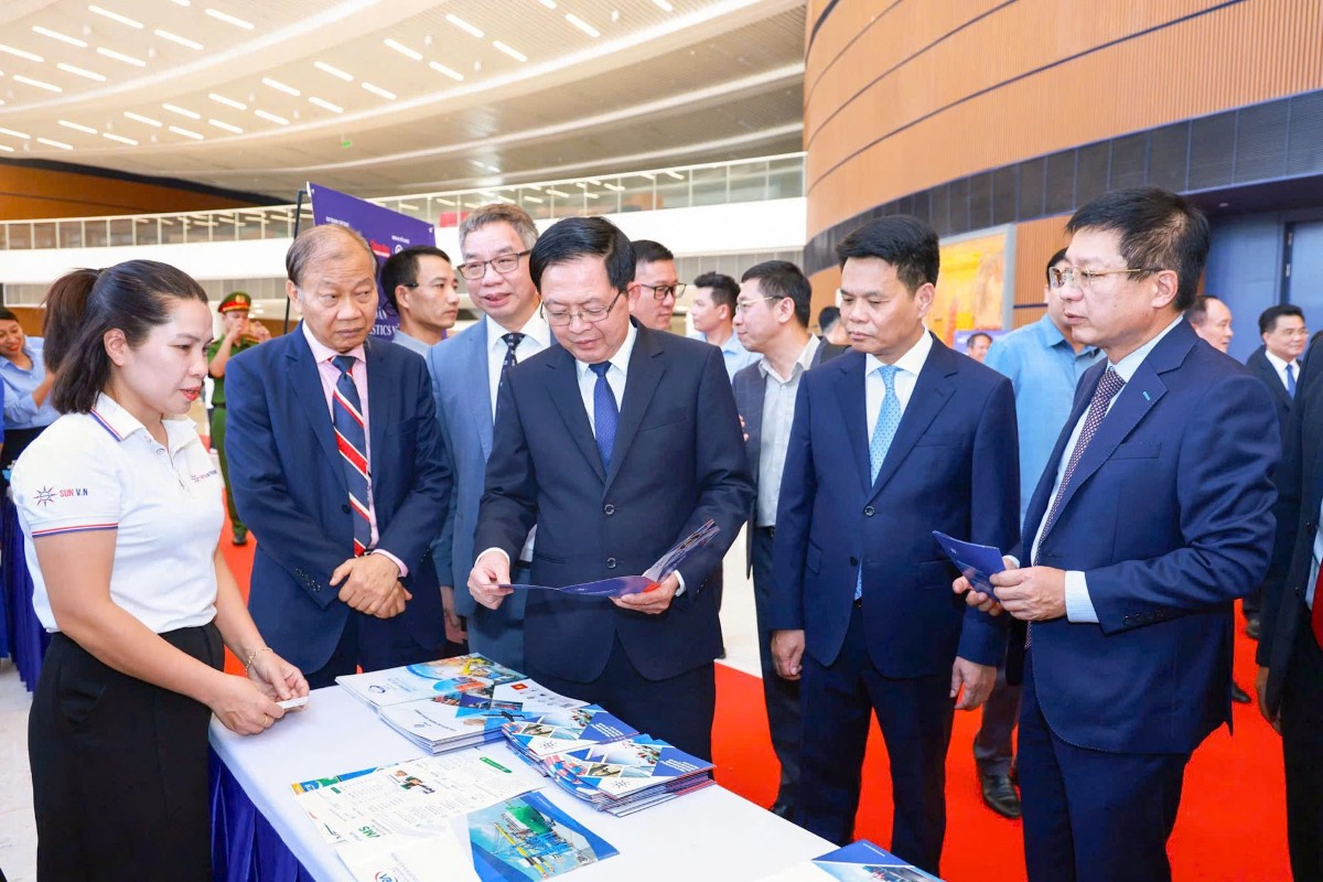Phó Thủ tướng Chính phủ Hồ Quốc Dũng cùng các đại biểu tham quan các gian hàng triển lãm tại Diễn đàn Logistics vùng Đồng bằng sông Hồng lần thứ VII. Ảnh: BTC