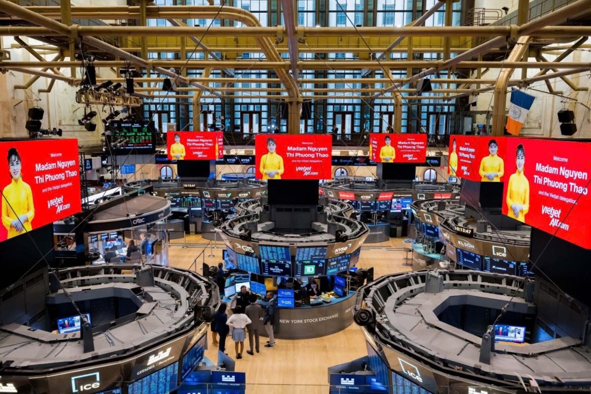 Các bảng điện tử lớn tại sàn chứng khoán lớn hàng đầu thế giới NYSE chào đón Nữ tỷ phú Việt Nam trong ngày đầu tiên thị trường chứng khoán Việt Nam nâng hạng. (Hình ảnh do NYSE Group cung cấp).
