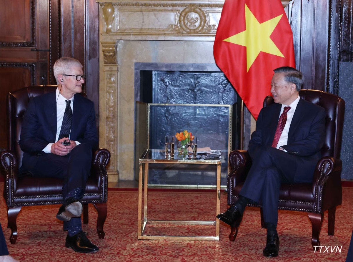 General Secretary of the CPV Central Committee and President To Lam (right) meets with Apple Executive Chair Tim Cook in New York on the afternoon of September 21 (local time). (Photo: VNA)