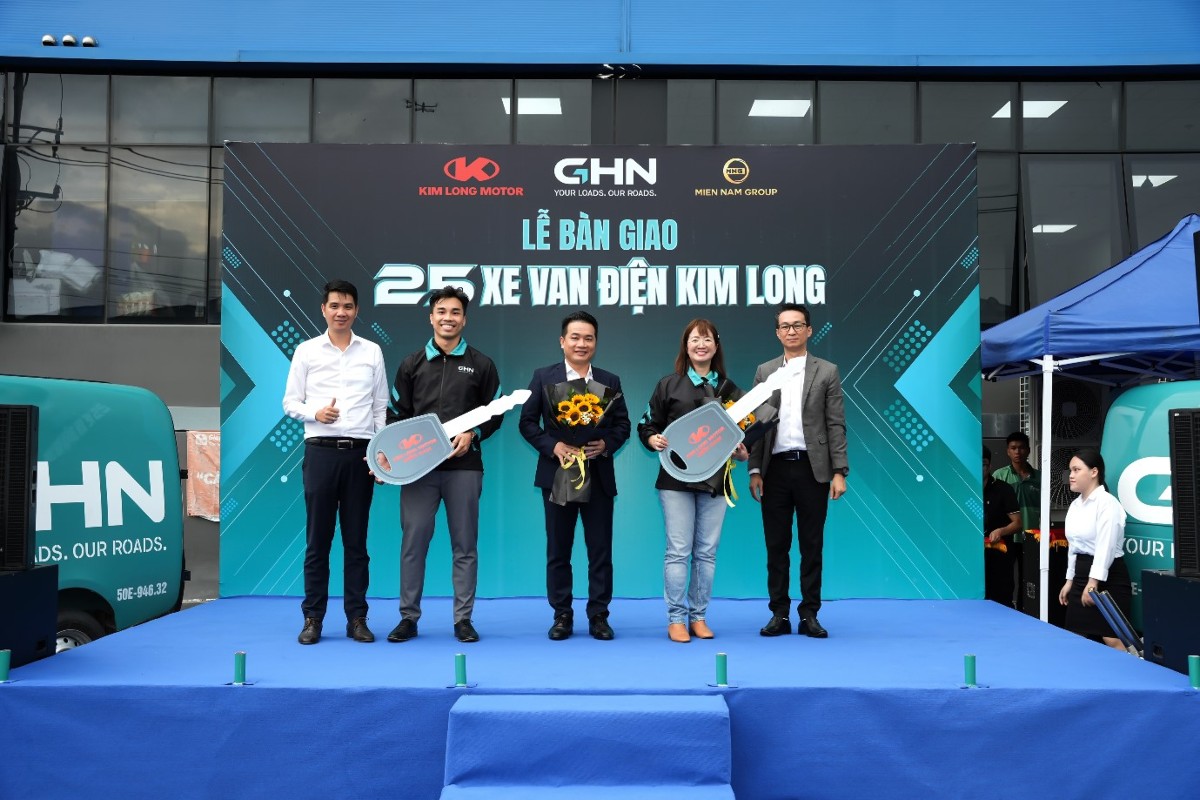 Đại diện Kim Long Motor triển khai bàn giao xe điện cho thương hiệu Giao Hàng Nặng.
