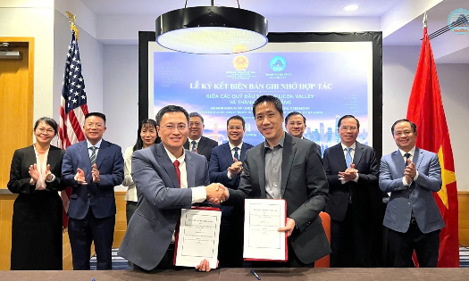 Representatives of the Da Nang Innovation Startup Support Center and Cyfendo, Inc. exchange the partnership agreement. (Photo: The People's Committee of Da Nang City)