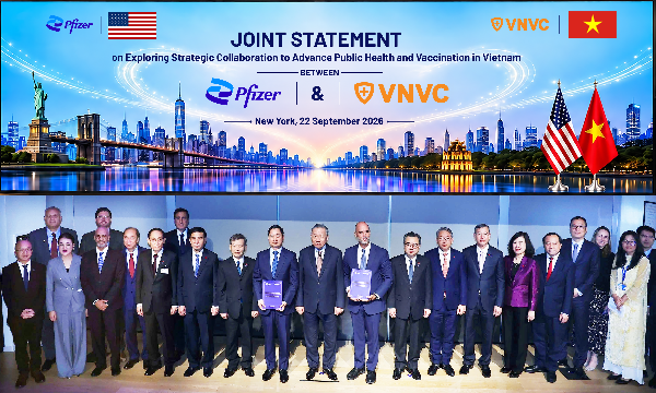 VNVC và Pfizer trao văn kiện hợp tác