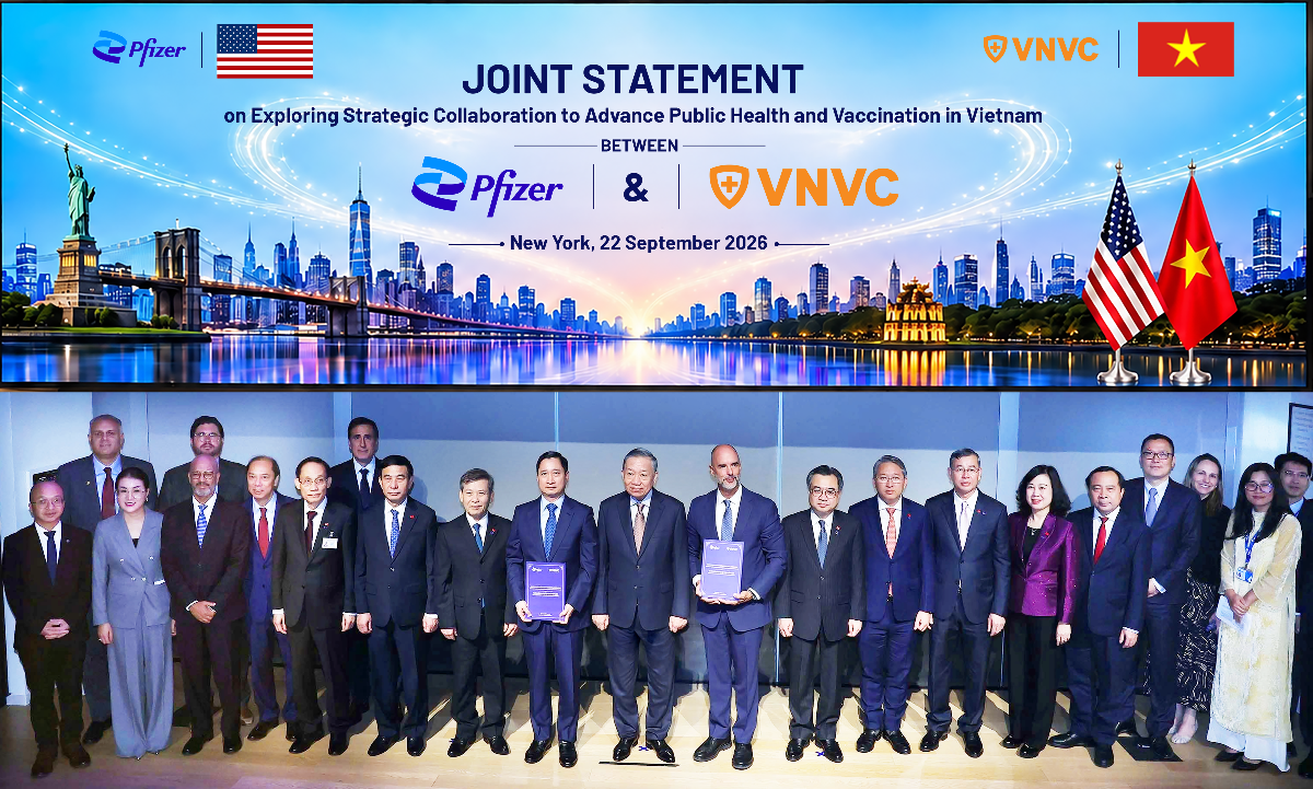Tổng Bí thư, Chủ tịch nước Tô Lâm cùng Đoàn đại biểu cấp cao Việt Nam chứng kiến lễ trao văn kiện giữa Tập đoàn Dược phẩm Pfizer và Công ty Vắc xin VNVC (Việt Nam). Ảnh: TTXVN.