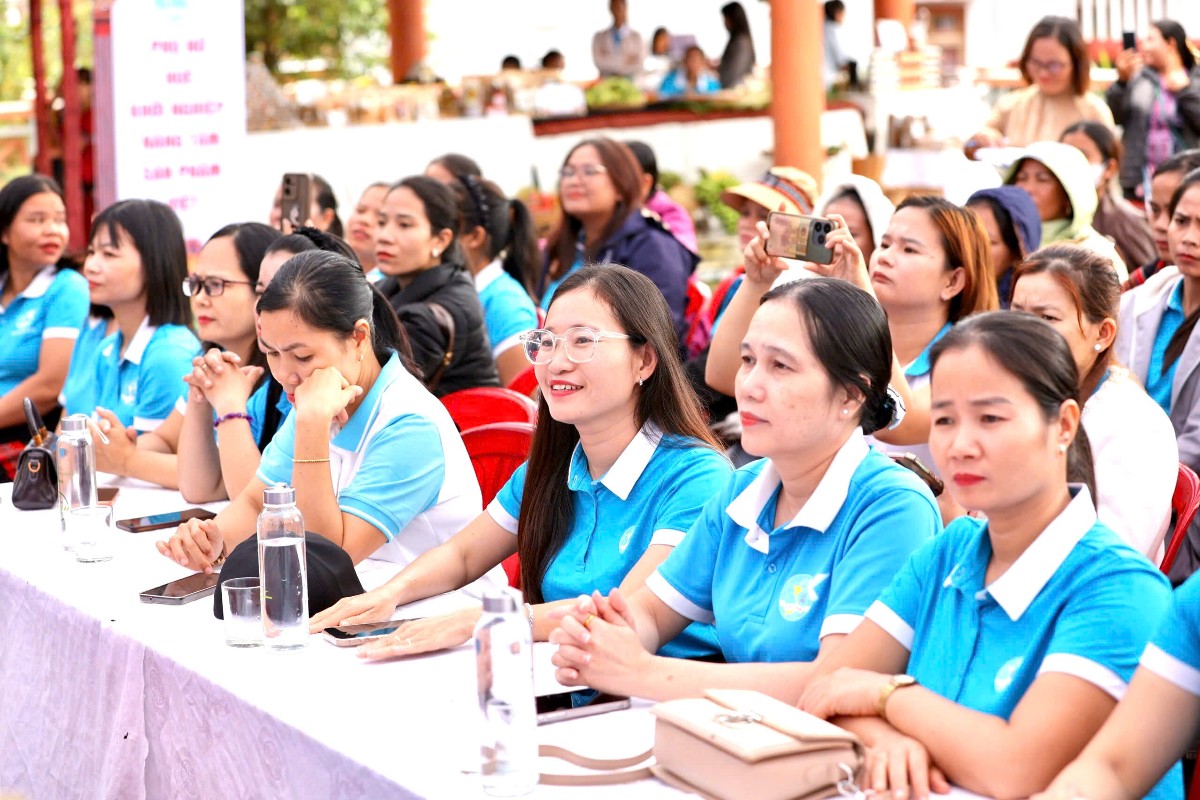 Hội viên phụ nữ chăm chú theo dõi phần hướng dẫn về chuyển đổi số và thanh toán không dùng tiền mặt. Ảnh: Nguyễn Thuấn