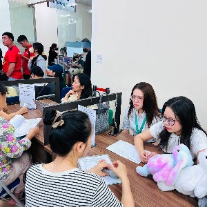 Sàn việc làm Hà Nội kết nối người lao động với doanh nghiệp. Ảnh: VL