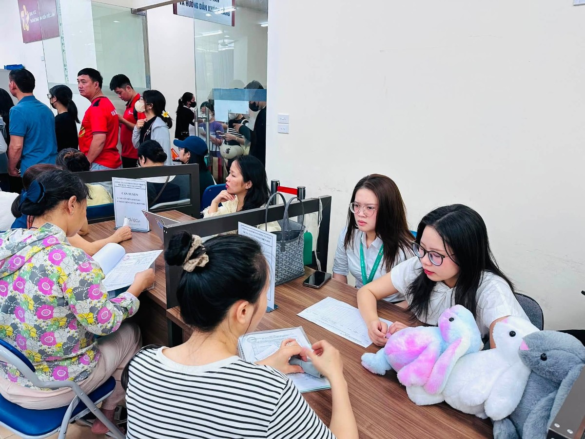 Sàn việc làm Hà Nội kết nối người lao động với doanh nghiệp. Ảnh: VL