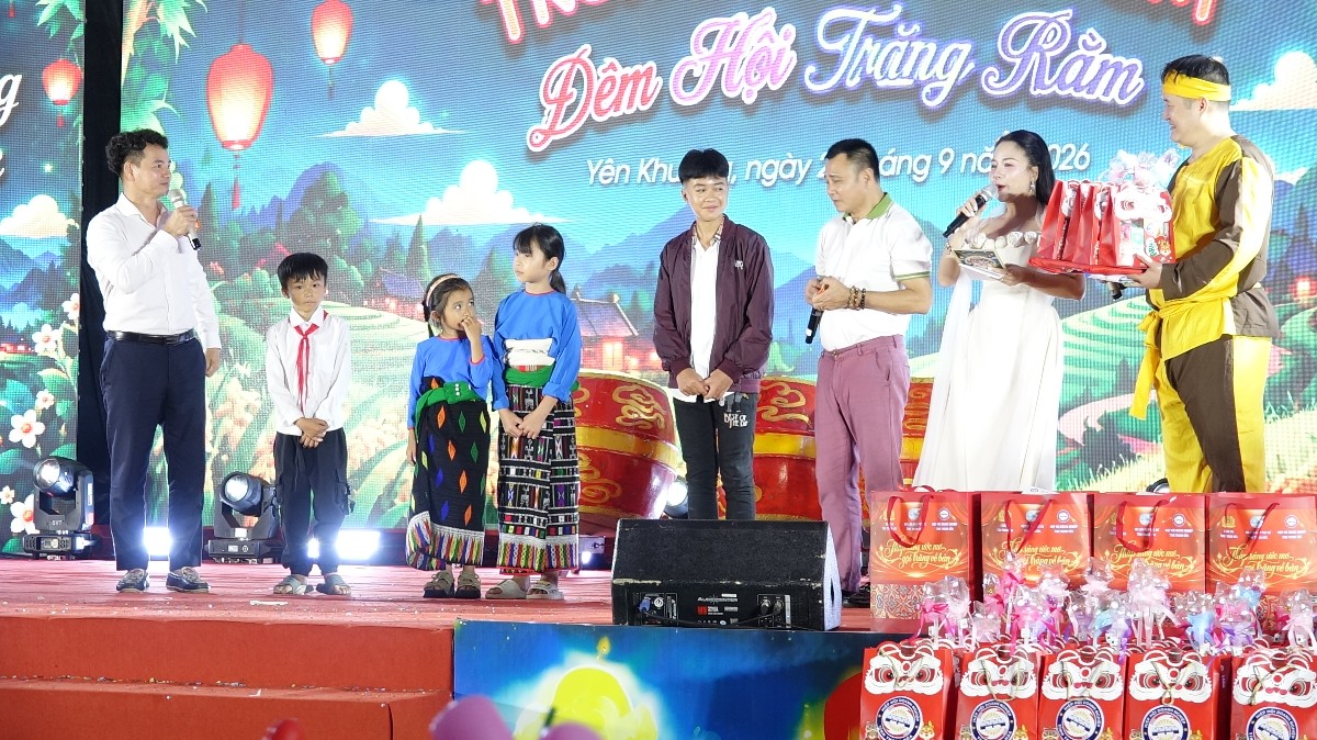 Nghệ sĩ Nhân dân Xuân Bắc và Nghệ sĩ Nhân dân Tự Long giao lưu, mang tiếng cười đến với các em học sinh vùng biên Yên Khương. Ảnh: Nguyễn Thuấn
