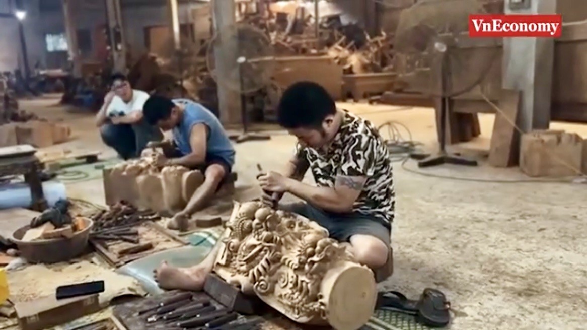 Làng nghề gỗ truyền thống đang từng bước hình thành chuỗi sản xuất theo hướng kinh tế xanh, tuần hoàn. Ảnh: Chu Khôi