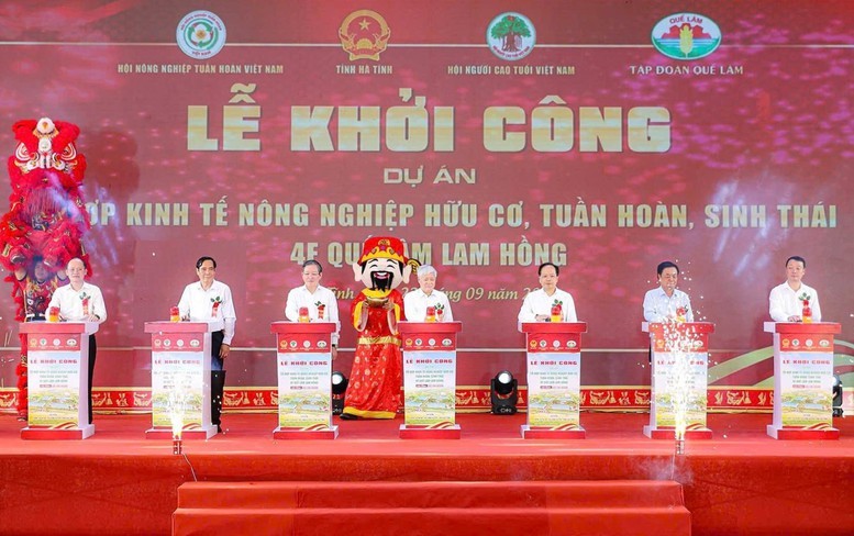 Nghi thức bấm nút khởi công Dự án Tổ hợp kinh tế nông nghiệp hữu cơ, tuần hoàn, sinh thái 4F Quế Lâm Lam Hồng. Ảnh: Nguyễn Trần.