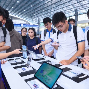 Sinh viên trải nghiệm sản phẩm AI tại sự kiện. Ảnh: Samsung Việt Nam.