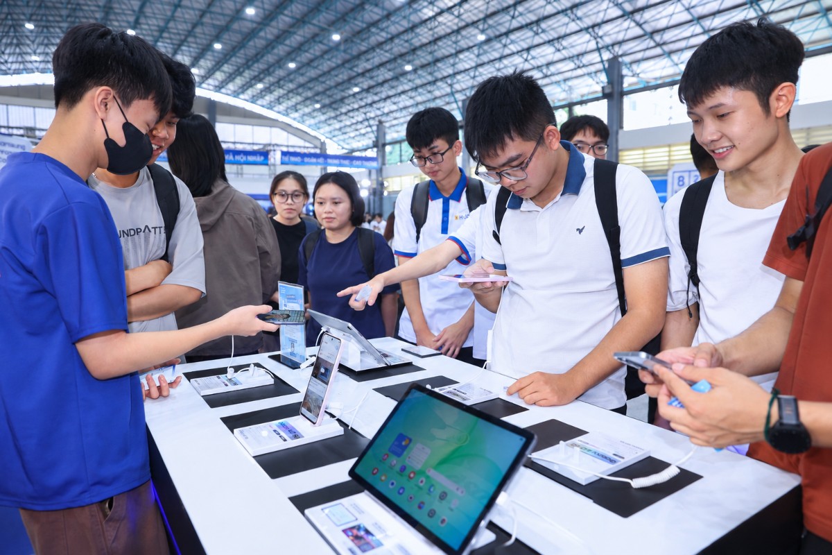 Sinh viên trải nghiệm sản phẩm AI tại sự kiện. Ảnh: Samsung Việt Nam.