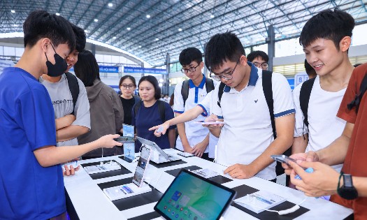 Sinh viên trải nghiệm sản phẩm AI tại sự kiện. Ảnh: Samsung Việt Nam.