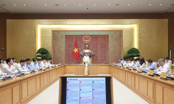 Thủ tướng yêu cầu điều chuyển vốn, gỡ nút thắt vật liệu cho dự án giao thông trọng điểm