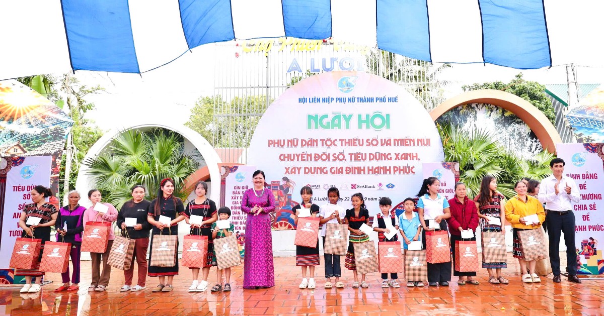 Bà Dương Thị Thu Thủy, Chủ tịch Hội Liên hiệp Phụ nữ thành phố Huế, trao quà tặng trẻ em có hoàn cảnh khó khăn và các hộ gia đình còn nhiều khó khăn tại địa phương. Ảnh: Nguyễn Thuấn
