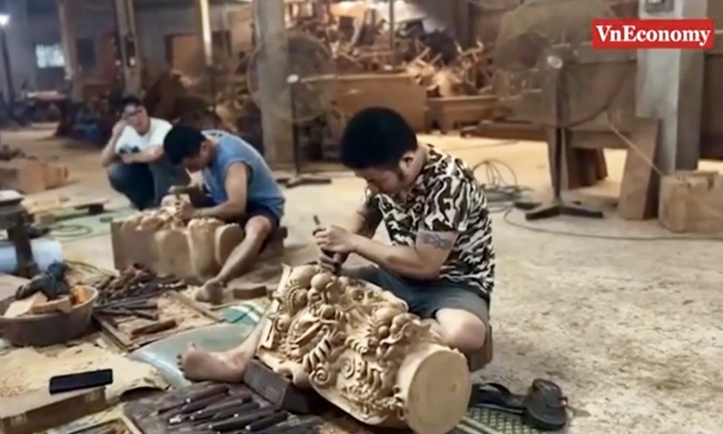 Làng nghề gỗ truyền thống đang từng bước hình thành chuỗi sản xuất theo hướng kinh tế xanh, tuần hoàn. Ảnh: Chu Khôi