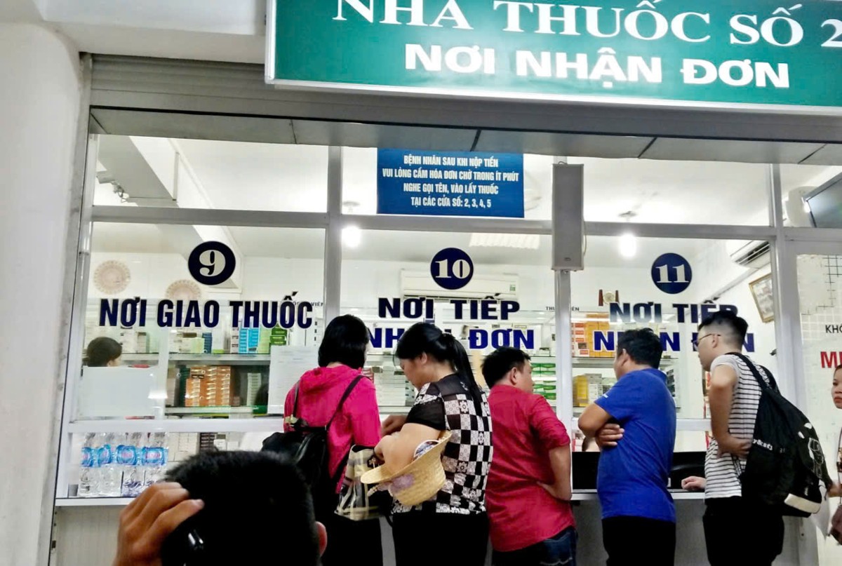 Thanh toán chi phí tiền thuốc tại một bệnh viện trên địa bàn Hà Nội. Ảnh: Thu Hằng.
