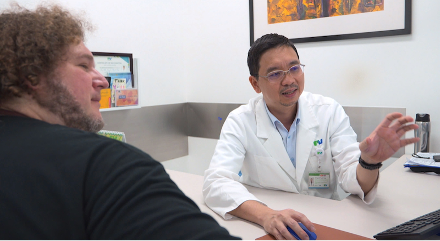 Dr. Nguyen Thanh Tung, PhD, advises&nbsp;Mr. Vasiluk on a conservative treatment approach. Photo: FV Hospital