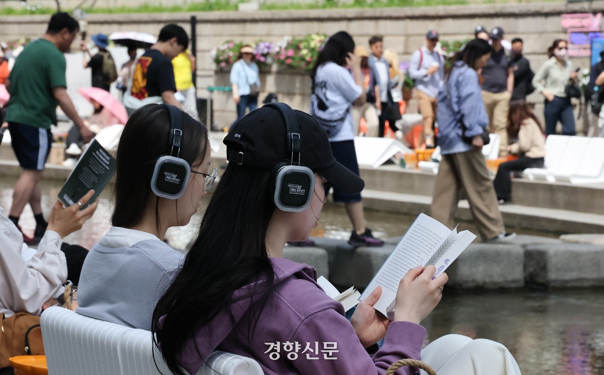 Những khu vực đọc sách ngoài trời tại Seoul, Hàn Quốc, luôn thu hút rất đông giới trẻ. Ảnh: khan.co.kr