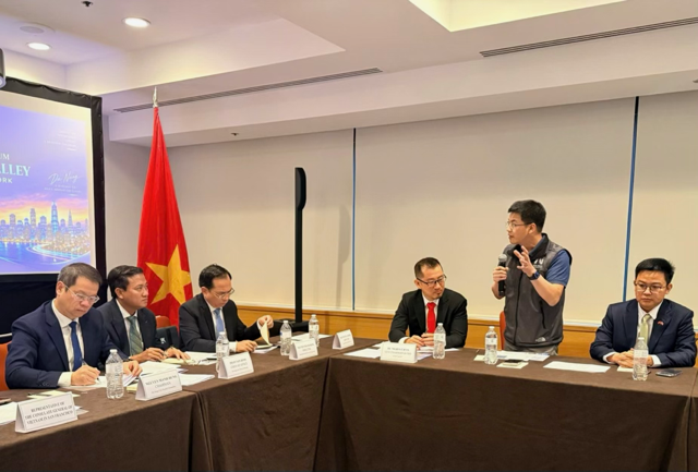 Chủ tịch UBND TP. Đà Nẵng Nguyễn Mạnh Hùng (người ngồi thứ nhất bên trái) nghe các chuyên gia quốc tế trao đổi, chia sẻ tại tọa đàm. Ảnh Đoàn công tác TP. Đằ Nẵng.